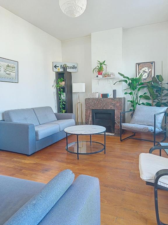 un salon avec des canapés, une table et une cheminée dans l'établissement Spacieux T3 80m2 plein centre presque ile !, à Lyon