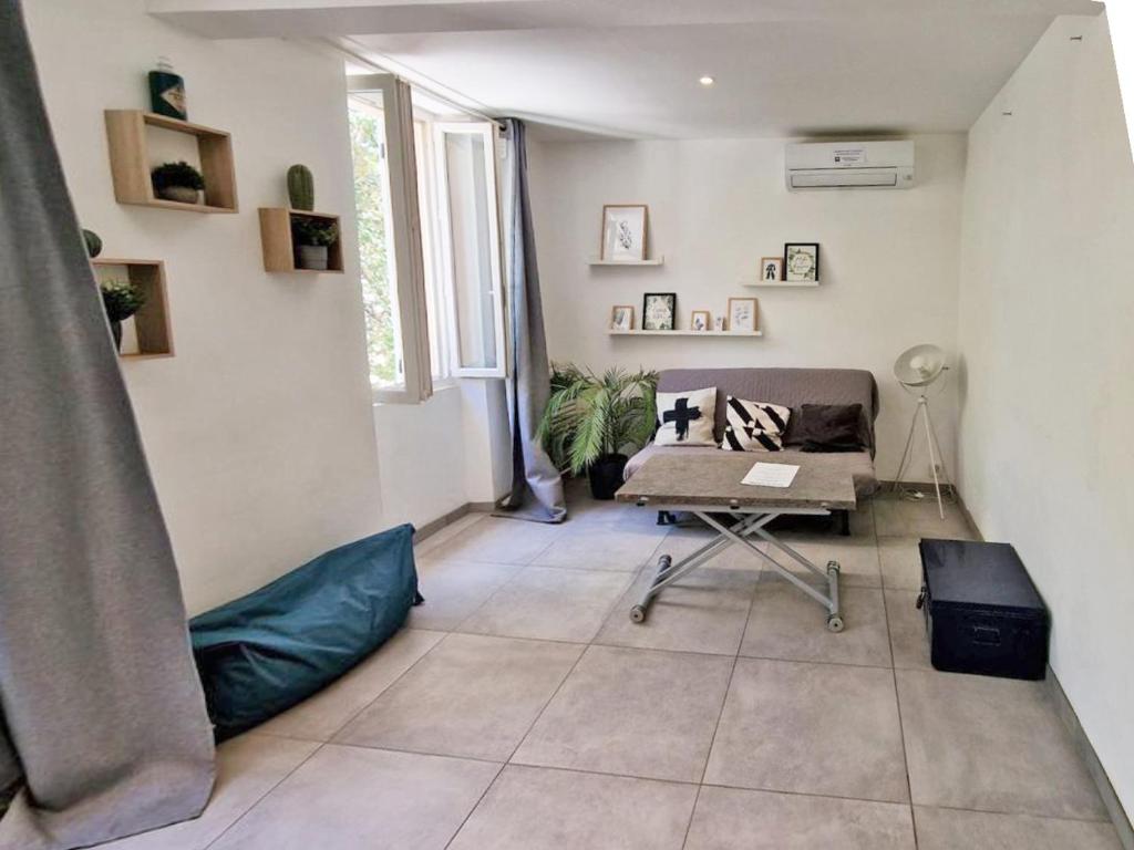 un salon avec un canapé et une chaise dans l'établissement GregBnb - T2 36m2 - CLIMATISÉ - WiFi Fibre, à Toulon