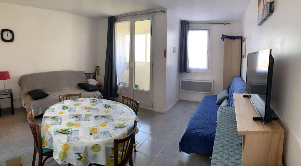 un salon avec une table et un canapé dans l'établissement La frégate marine de St Hilaire, à La Parée Preneau