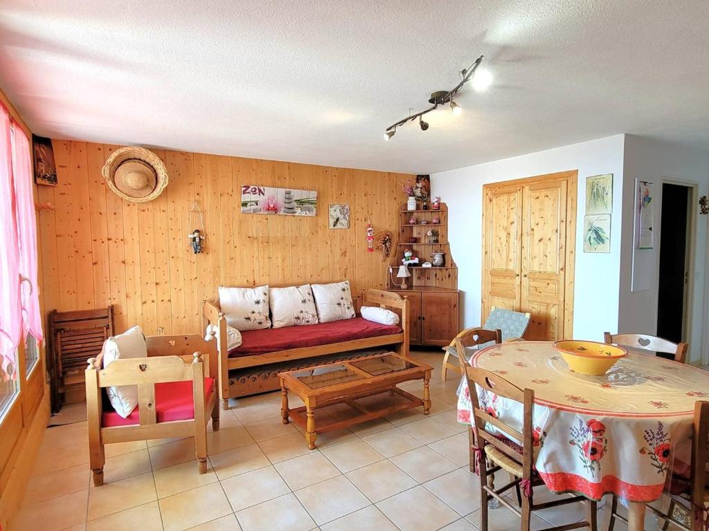 un salon avec un canapé et une table dans l'établissement Appartement lumineux 5 pers avec terrasse plein Sud à Chaillol 1600 - FR-1-393-78, à Saint-Michel-de-Chaillol