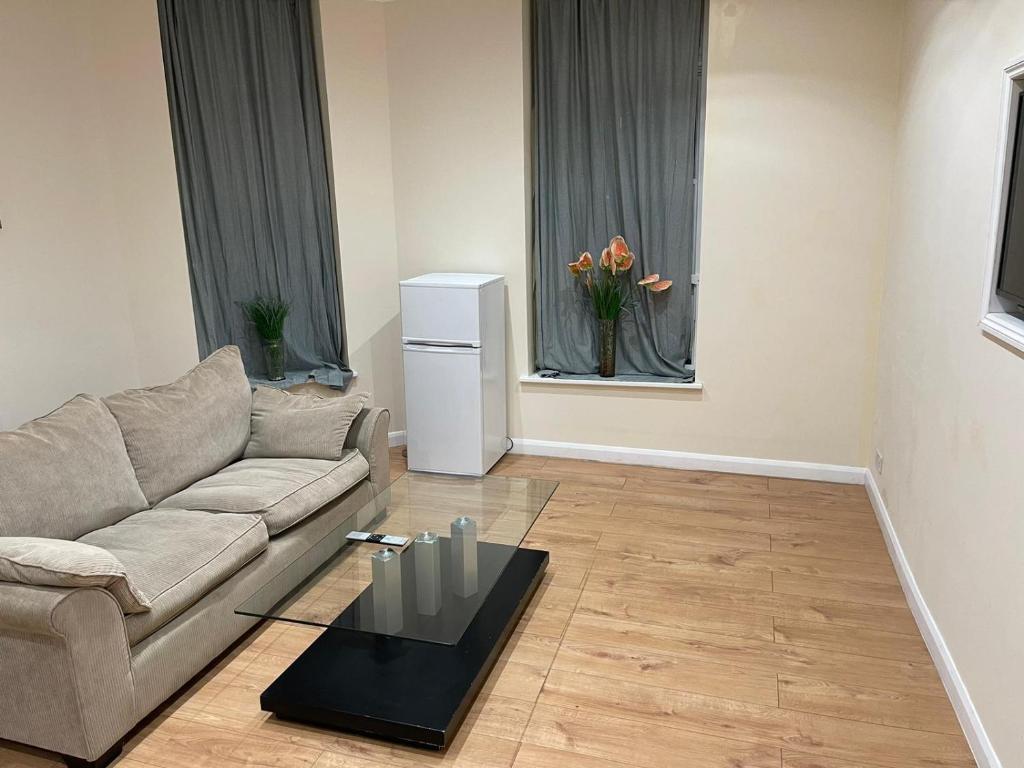 Imagine din galeria proprietății Entire Flat in Newquay, 2 minutes walk to the beach and Clubs! în Newquay