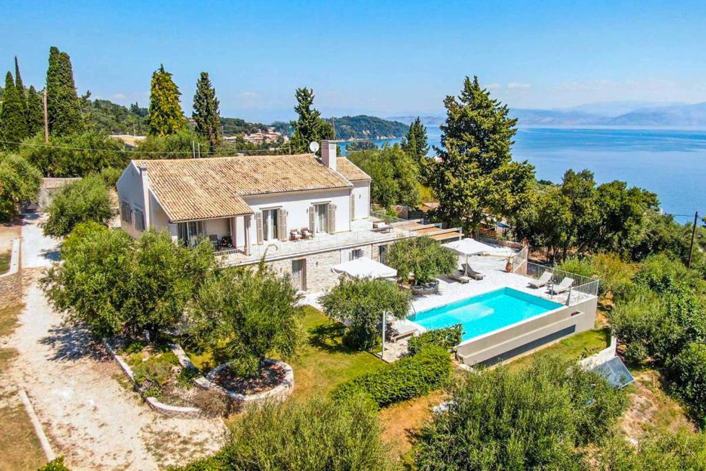 een luchtfoto van een huis met een zwembad bij Villa Giovannina in Perama