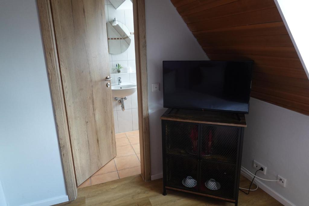 TV a/nebo společenská místnost v ubytování Hotel Birnbaum