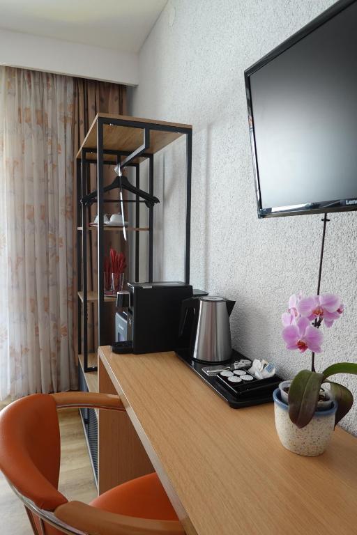 TV a/nebo společenská místnost v ubytování Hotel Birnbaum