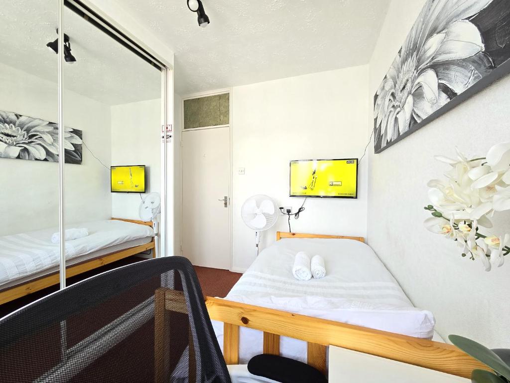 Katil atau katil-katil dalam bilik di London North Downs rooms