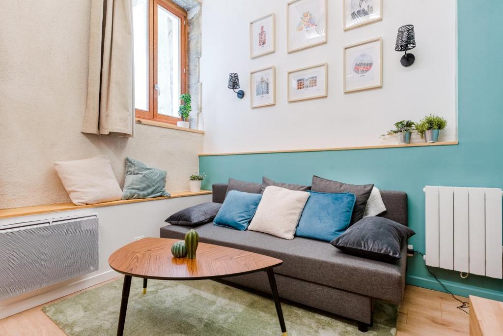 un salon avec un canapé et une table dans l'établissement SmartStay Duplex - Centre-ville, à Lyon