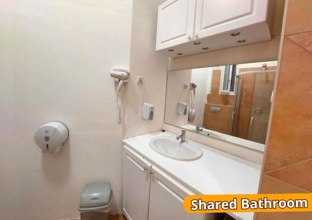 Koupelna v ubytování GoodMo Budapest Smart Rooms