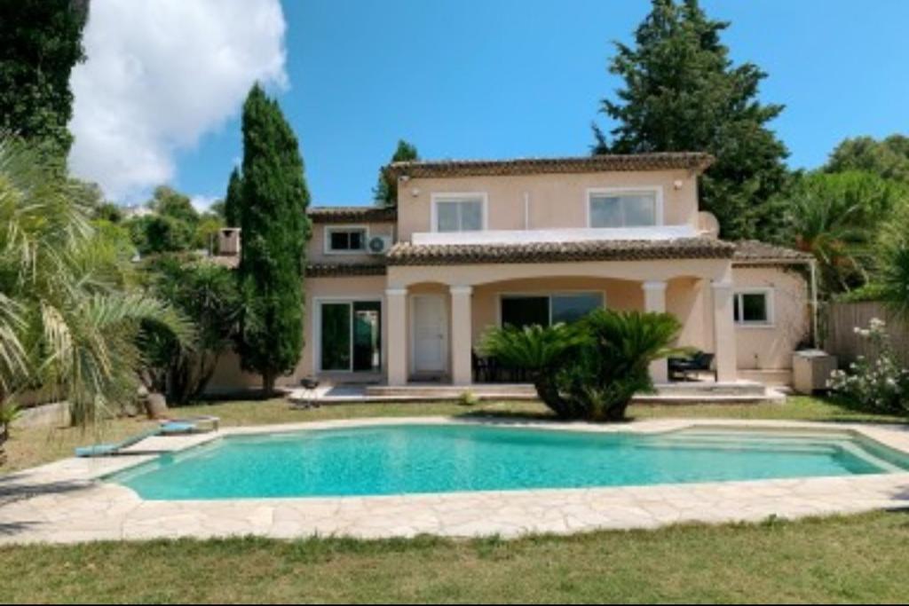 une villa avec piscine devant une maison dans l'établissement Villa Panorama, à Cagnes-sur-Mer