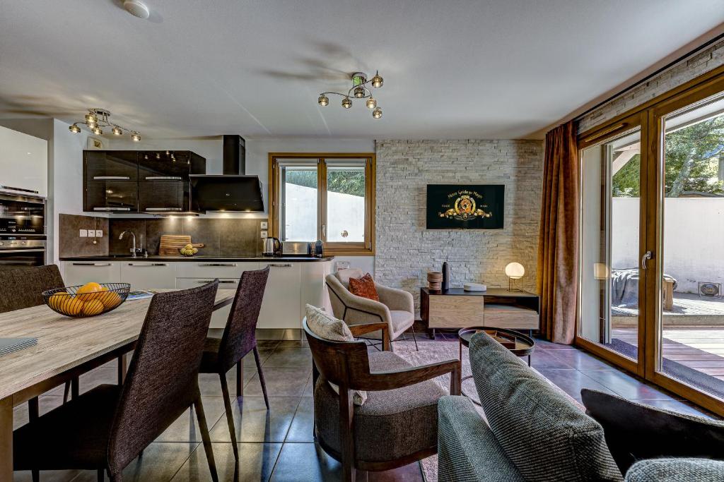 une cuisine et un salon avec une table et des chaises dans l'établissement Aiguille 1, à Chamonix-Mont-Blanc