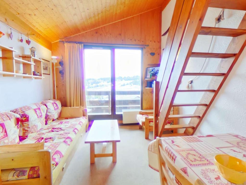 un salon avec un canapé et un escalier dans l'établissement Studio cabine 4 pers., Les Saisies, bal., kitchenette, prox. centre et ski - FR-1-594-145, à Hauteluce