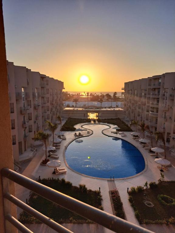 Bazén v ubytování Sea View Beach Access Princess Resort Hurghada nebo v jeho okolí