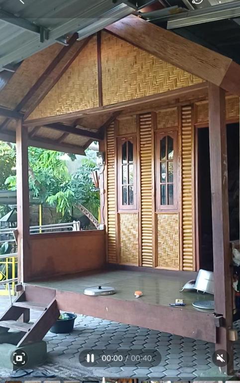 Rangga Small Small Wood House And Bamboe in back yard with rice field