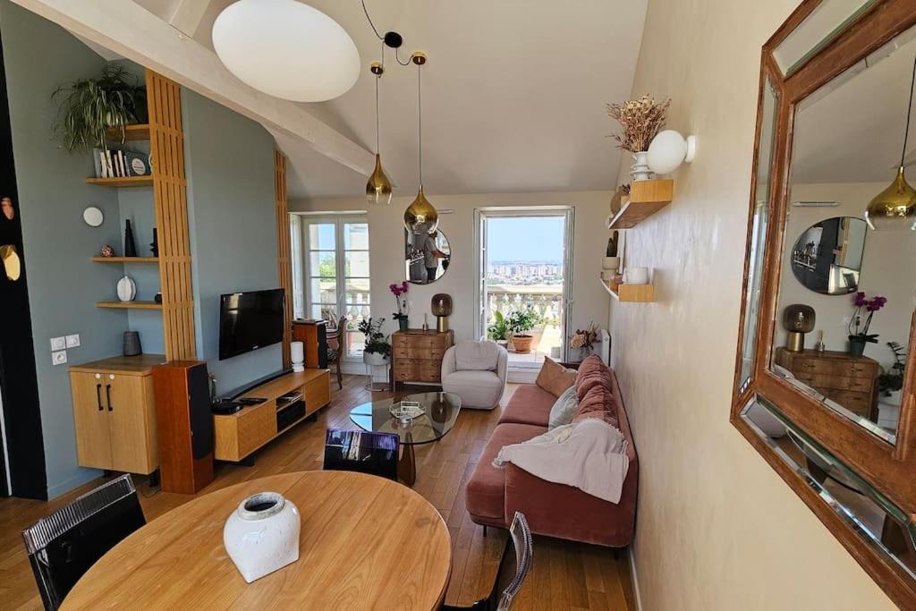 TV a/nebo společenská místnost v ubytování Le toit chic à 15 mn Paris Centre