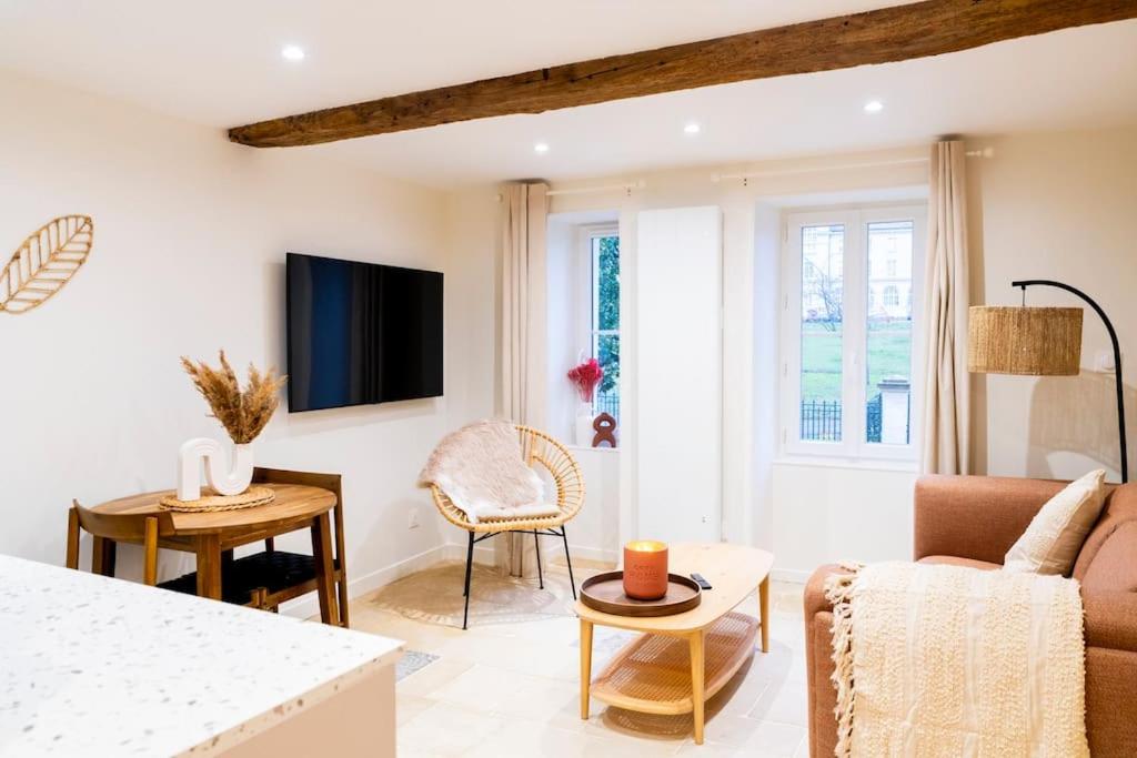 un salon avec un canapé et une table dans l'établissement Superbe duplex avec vue, à Caen