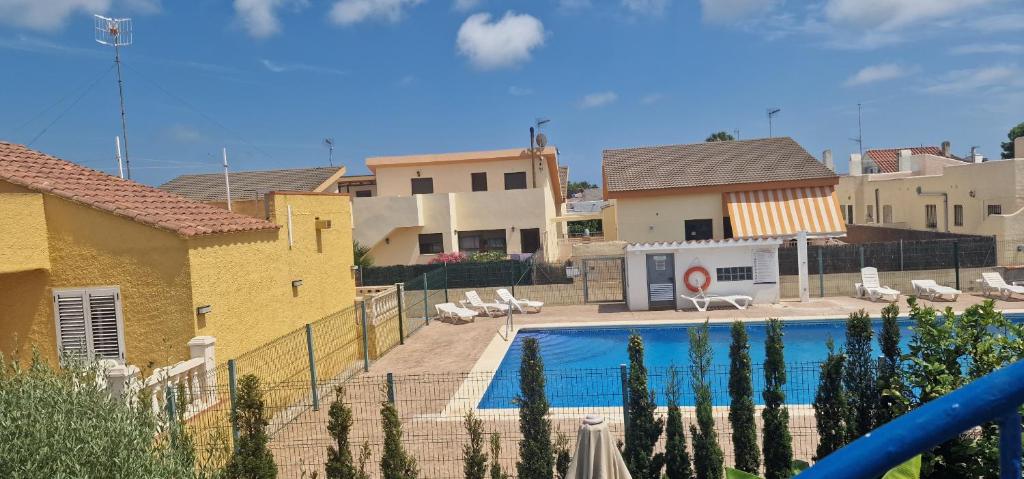 Bazén v ubytovaní Riumar "Hamaika Eguzkilore", 350m to beach, On-Site-Service, dog beach alebo v jeho blízkosti