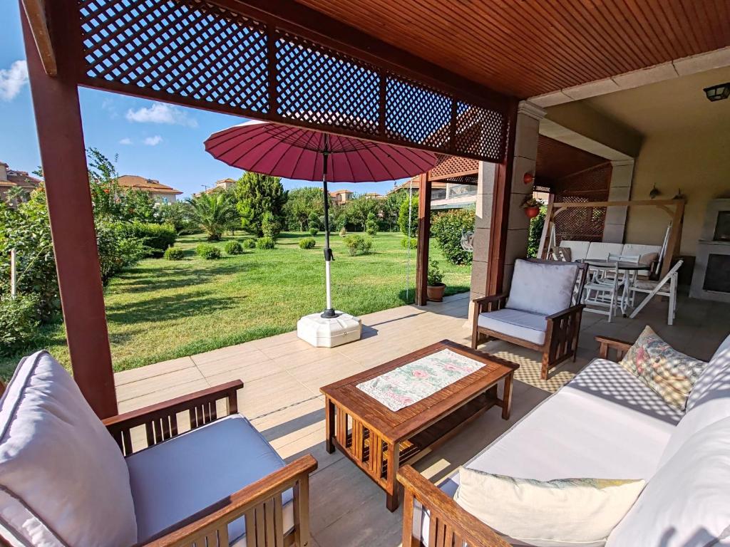Χώρος καθιστικού στο Garden Floor Flat in a Beachfront Complex with a Pool