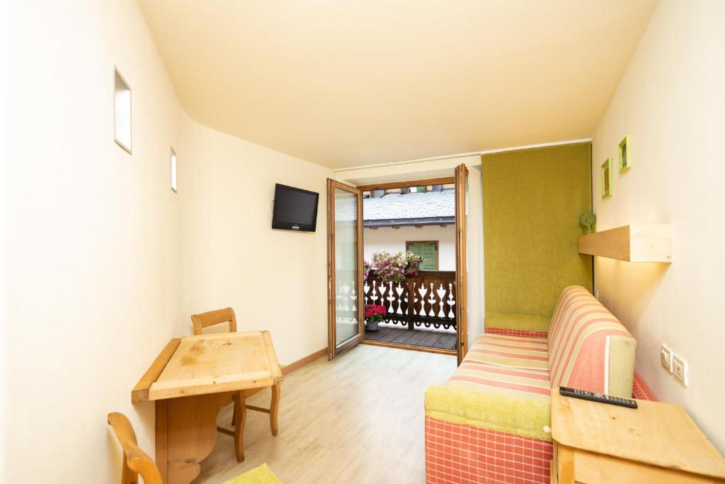 TV a/nebo společenská místnost v ubytování Alpine Rooms and Suites Livigno - Camana Noa -