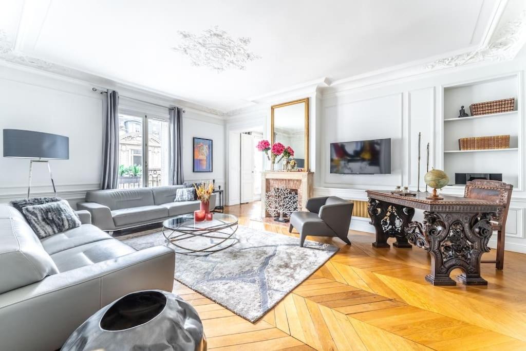un salon avec un canapé et une table dans l'établissement Luxueux Appartment Georges V, à Paris