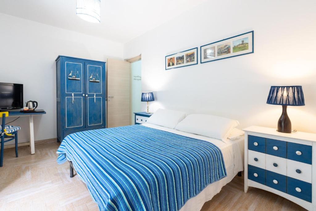 a bedroom with a bed and a blue cabinet at Filoxenia di Umberto A pochi minuti da Porto Torres , Stintino ,Platamona in Sassari