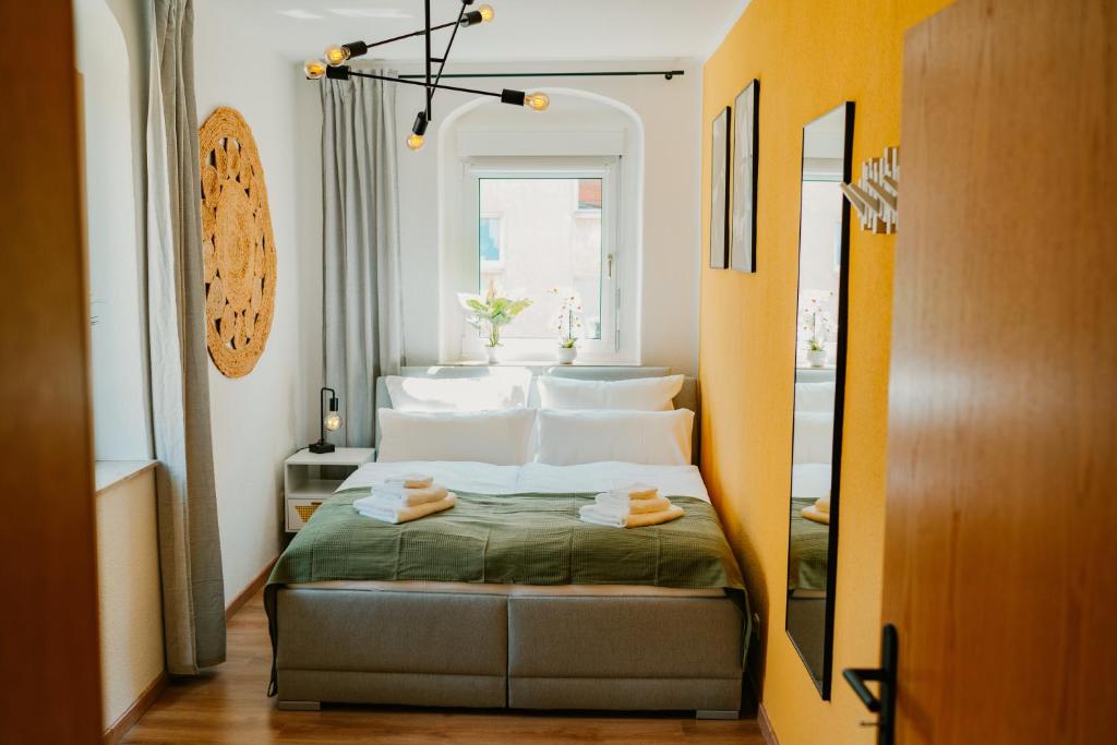 Postel nebo postele na pokoji v ubytování Modernes Apartment mit Balkon und Stellplatz