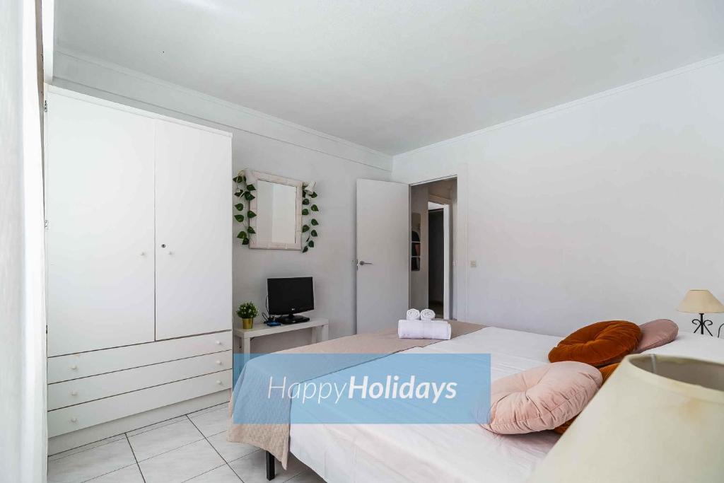 A television and/or entertainment centre at HH Sur Apartment