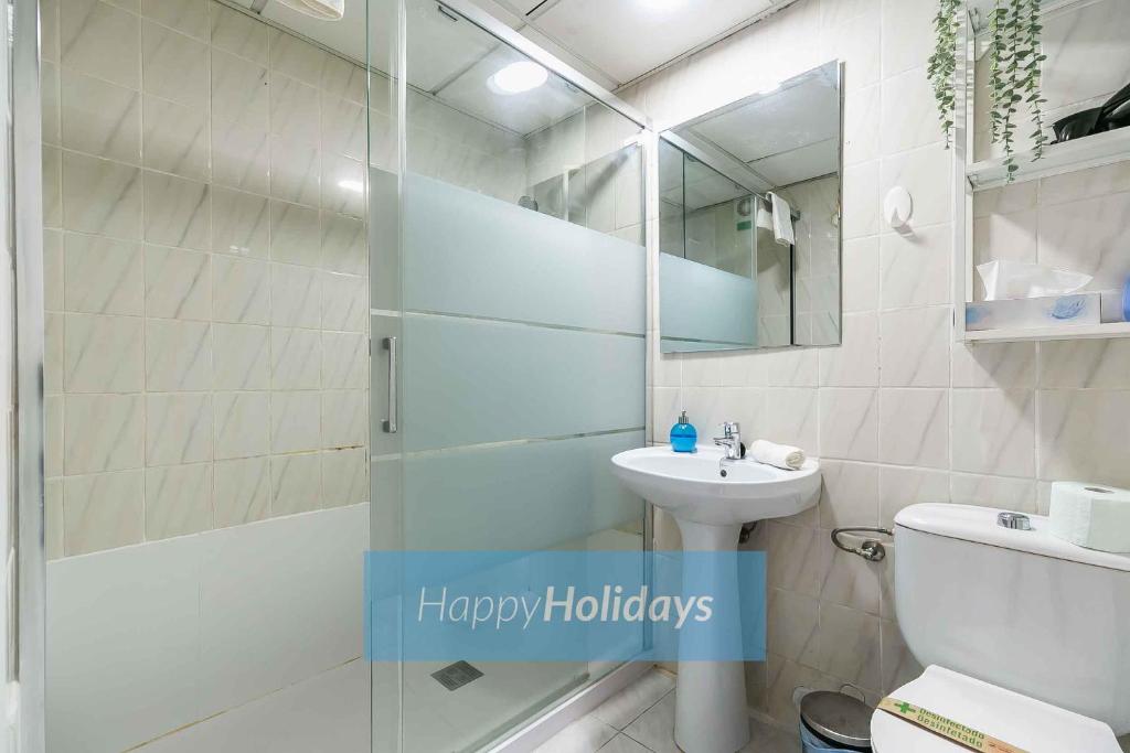 A bathroom at HH Sur Apartment