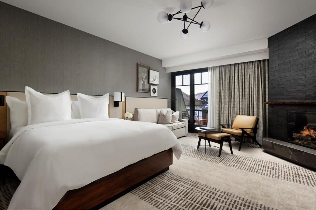 Postel nebo postele na pokoji v ubytování Four Seasons Resort Vail
