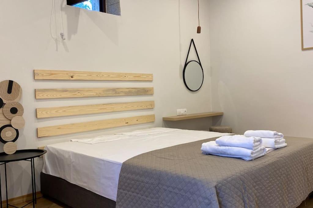 Postel nebo postele na pokoji v ubytování Eria's Junior Suite