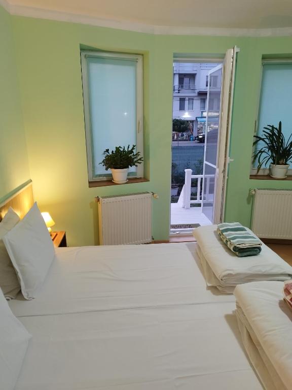 Postel nebo postele na pokoji v ubytování Aleks Guest House