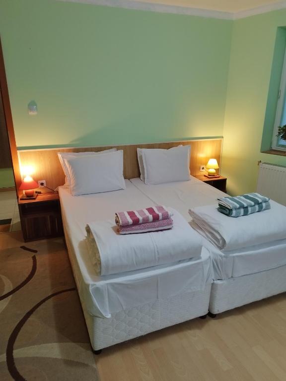 Postel nebo postele na pokoji v ubytování Aleks Guest House