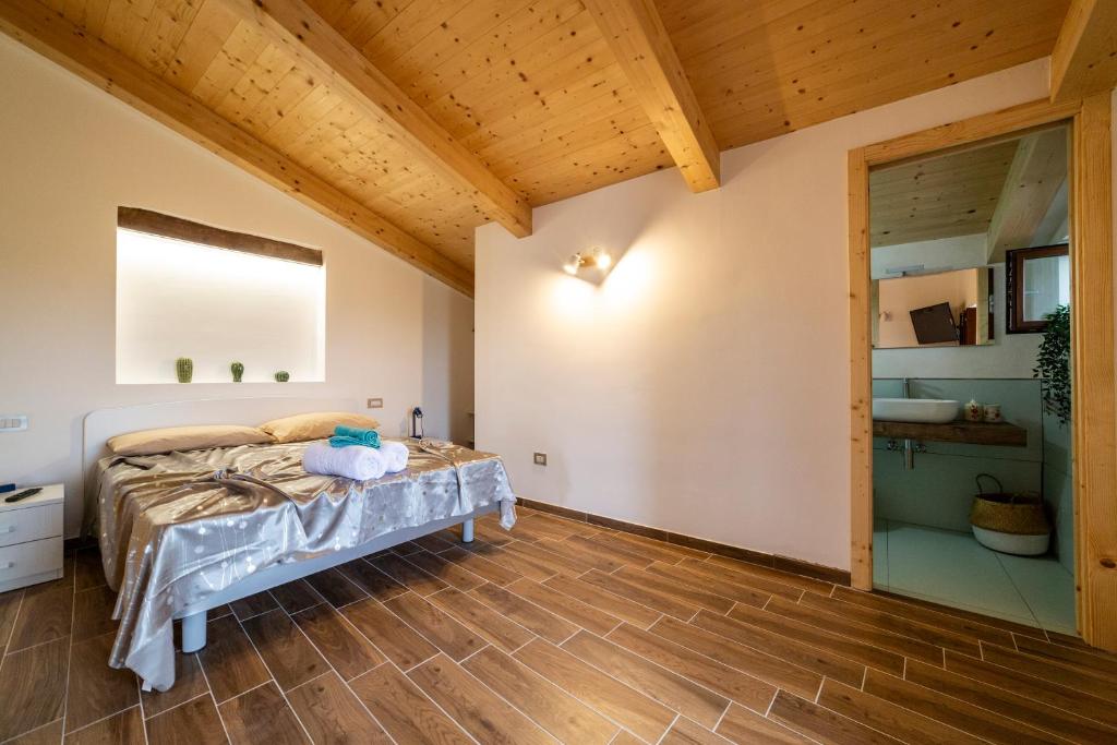 a bedroom with a bed and a bathroom at Portico Rodriguez Abatemarco in Abatemarco