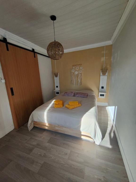 a bedroom with a bed with yellow towels on it at Como EM Casa in Alburitel