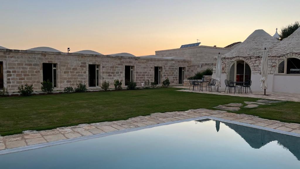 Bazén v ubytování Masseria Castelluzzo nebo v jeho okolí