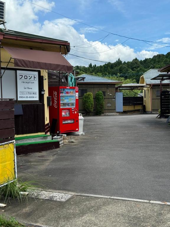 武雄市にあるVillage lereveの赤いガソリンポンプのあるガソリンスタンド