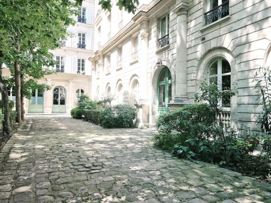 une passerelle en pierre devant un bâtiment dans l'établissement Paris Montmartre 6 Personnes, à Paris