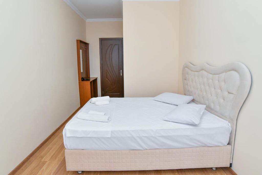 Postel nebo postele na pokoji v ubytování Just Inn Kutaisi