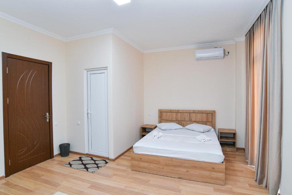 Postel nebo postele na pokoji v ubytování Just Inn Kutaisi