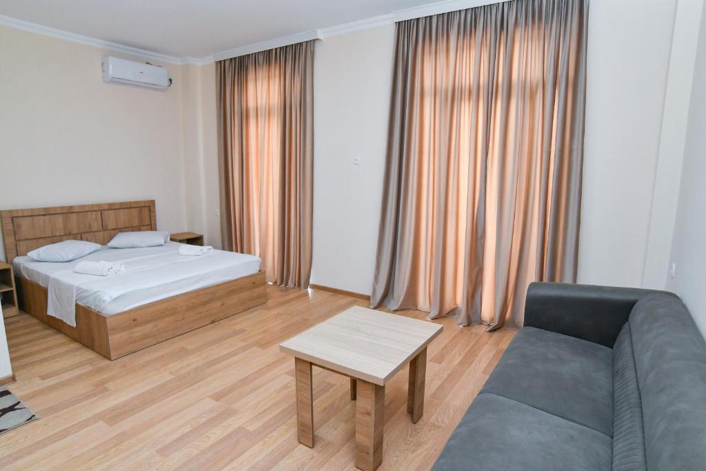 Postel nebo postele na pokoji v ubytování Just Inn Kutaisi