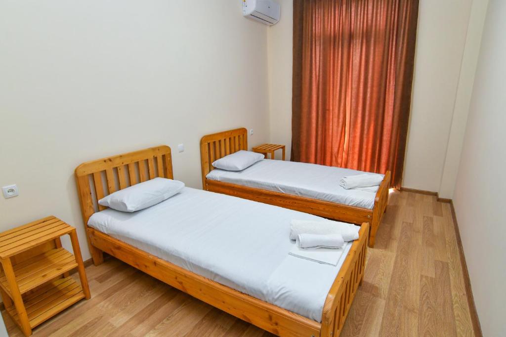 Postel nebo postele na pokoji v ubytování Just Inn Kutaisi