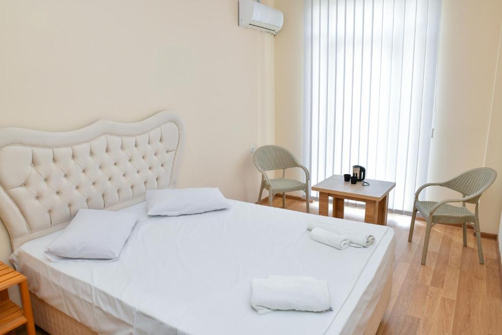 Postel nebo postele na pokoji v ubytování Just Inn Kutaisi