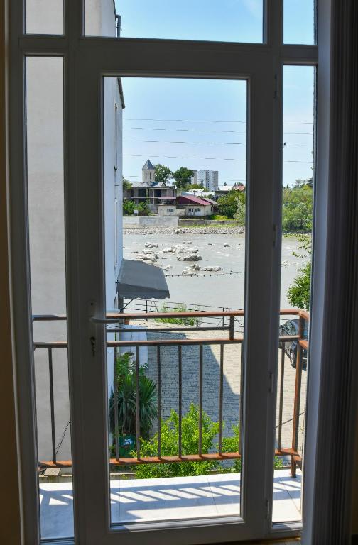 Výhled na řeku, která protéká v blízkosti hotelu