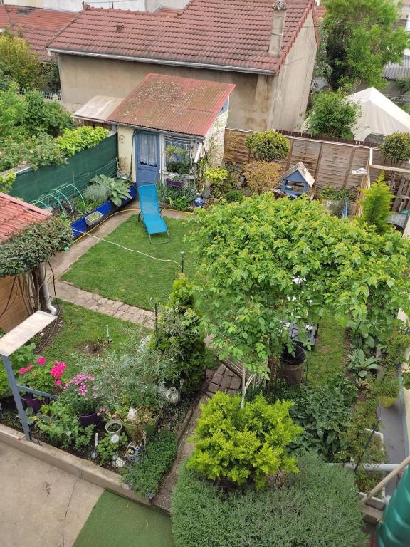 an aerial view of a garden with flowers and plants at Un deux pièces et un jardin à Villejuif in Villejuif