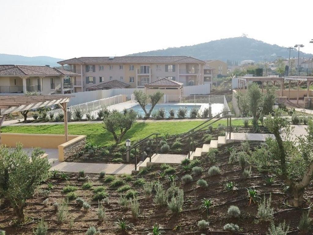 une vue d'un jardin avec des cactus dans l'établissement Charmant T3 à La Croix-Valmer : Terrasse, Piscine, Parking et Proximité Village - FR-1-726-15, à La Croix-Valmer