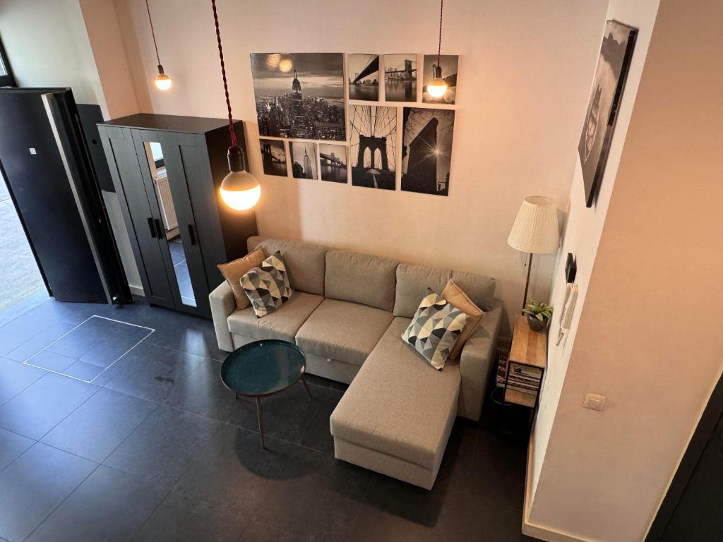 un soggiorno con un divano e un tavolo di Modern cozy studio with backyard ad Anversa