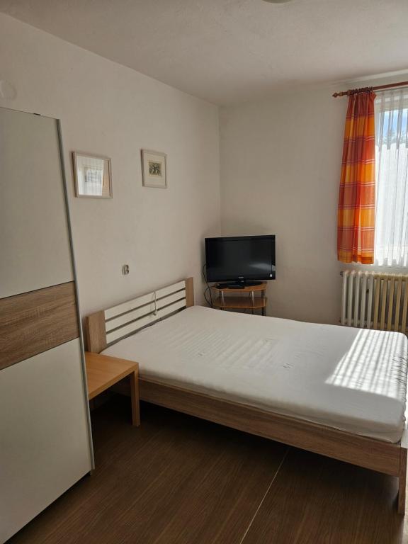 Postel nebo postele na pokoji v ubytování Levné ubytování Železná Ruda