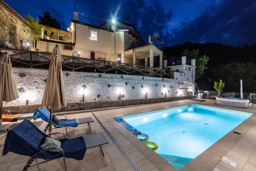 una piscina con dos sillas y una casa en Portico Rodriguez Abatemarco, en Abatemarco