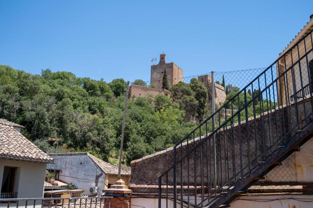 una scalinata che porta a un castello su una collina di Apartamentos Gomérez 30 a Granada