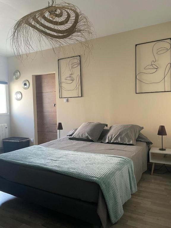 une chambre avec un grand lit avec une couverture bleue dans l'établissement aux pieds des vignobles ardéchois logement de 40m2, à Cornas