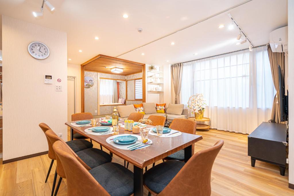 东京Asakusa,Ginza,Ueno,Skytree,Stn&Conv 1min ,Family suite,45 Mins to Airport,Kiyoka Villa 清禾的有一张桌子和几把椅子的客厅