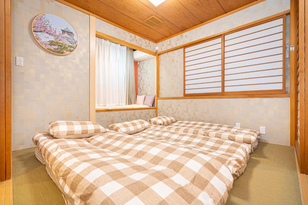 东京Asakusa,Ginza,Ueno,Skytree,Stn&Conv 1min ,Family suite,45 Mins to Airport,Kiyoka Villa 清禾的有窗户的房间里有一张大床